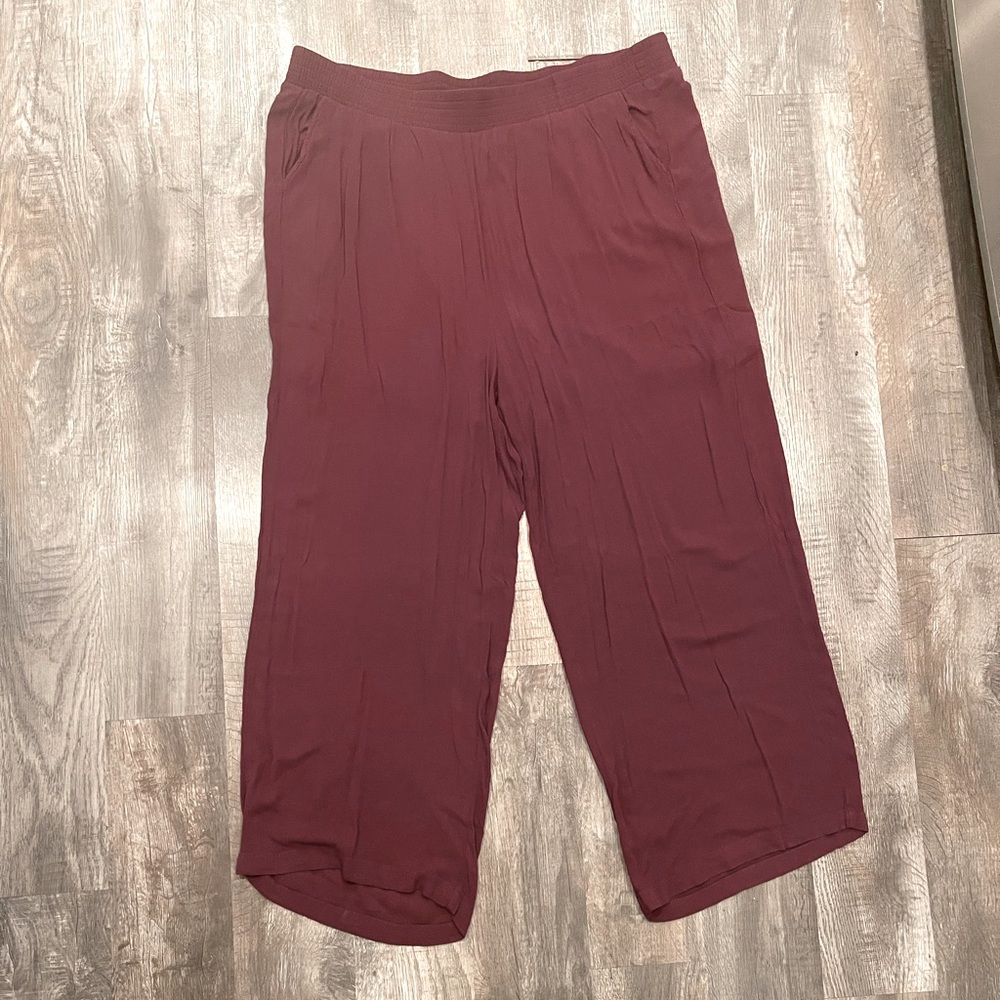High waisted pull on pant.